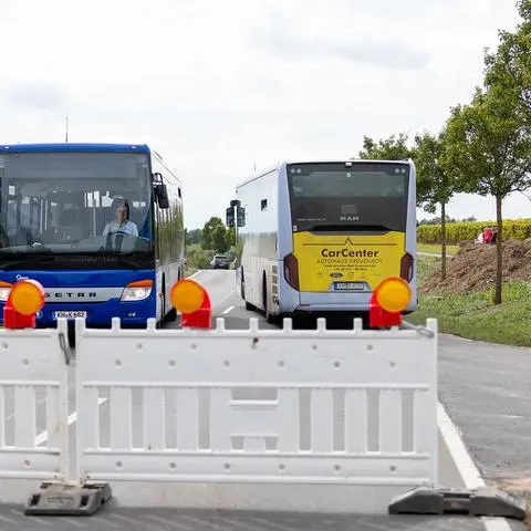 Bei Schafhausen auf der L406 wird ein Kreisverkehr gebaut. Busse, Traktoren und Rettungsfahrzeuge dürfen an der Baustelle vorbeifahren. 