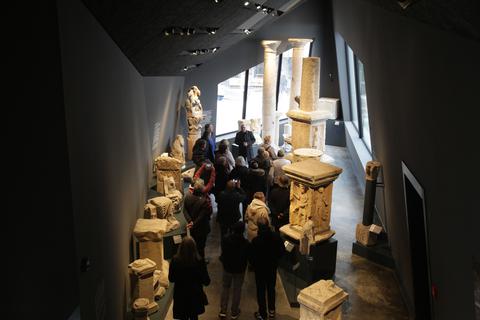 Endlich: Die ersten Besucher dürfen in die Steinhalle, erfahren in Führungen mehr über die Architektur des Gebäudes und die römische Geschichte der Stadt. Die Reaktionen sind durchweg positiv.
