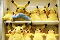 Ein Regal voller Pikachu-Figuren, der bekannteste Charakter aus "Pokémon".