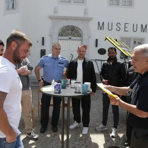 Am Stehtisch gab es Kaffee und Tee, von Kemal Gülcehre (r.) vom städtischen Migrationsbeirat einen Infoflyer: Am Museum kamen Vertreter der Stadt mit der bulgarischen Community in Kontakt. Im Hintergrund ist die "Stadtbiene" zu sehen.