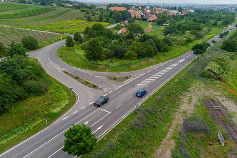 Wie kommt man künftig in das neue Industriegebiet Ost? Kommt hier, kurz vor Schafhausen, ein  Kreisverkehr hin? Oder weiter nach hinten Richtung Alzey? Archivfoto: pakalski-press/Carsten Selak