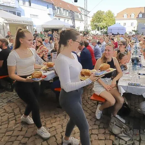 Nach der offiziellen Eröffnung am Winzerfest-Freitag geht es samstags mit der Verleihung des Scheupreises an Johann Lafer weiter, die im Rahmen der repräsentativen Weinprobe auf der Wein- und Sektterrasse stattfand. 