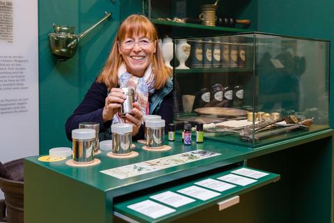 Die neue Museumspädagogin im Alzeyer Museum, Jutta Göttel-Becker, an der Geruchsstation. Sie ist begeistert von ihrem neuen Job. Foto: BilderKartell/Carsten Selak