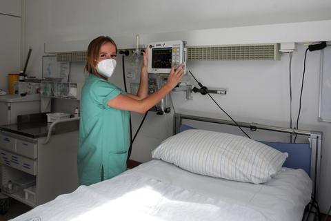 Gesundheits- und Krankenpflegerin Izabella Zgoda in einem Stationszimmer in der Rheinhessen-Fachklinik. Foto: pp/Axel Schmitz