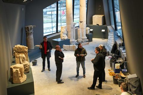 Nun ziehen auch die ersten Römerrelikte in die Steinhalle um. Bürgermeister Steffen Jung, Architekt Ernst Eichler, Eva Heller-Karneth und Rainer Karneth.