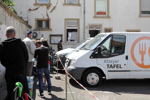 Ein alltägliches Bild: Warteschlange vor der Alzeyer Tafel. Foto: pakalski-press/Axel Schmitz