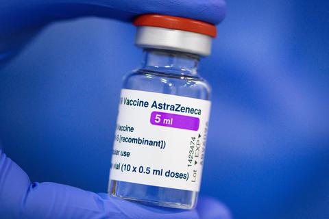 Die Priorisierung bei Astrazeneca-Impfungen in Hausarztpraxen ist aufgehoben, der Ansturm auf den Impfstoff in Alzey ist riesig. Archivfoto: dpa