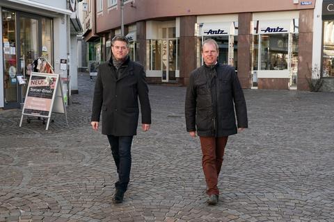 Der eine ist Chef im Rathaus und will es bleiben, der andere möchte es werden: Bürgermeister Christoph Burkhard (parteilos, rechts im Bild) und Steffen Jung (SPD). Foto: pakalski-press/ Boris Korpak