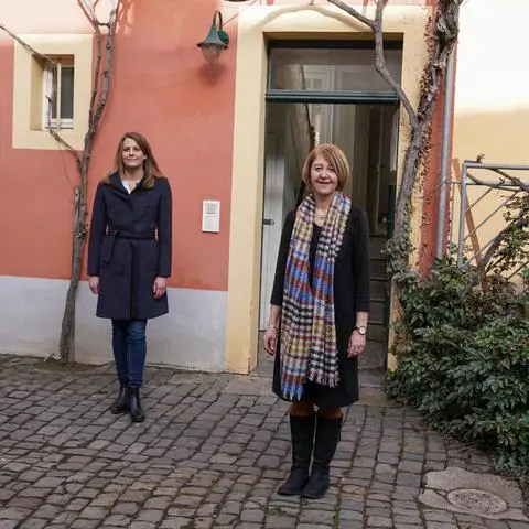 Es ist ein Ort der Hilfe, der Vertrautheit: Regina Mayer (rechts) berät in Alzey ab sofort Opfer sexualisierter Gewalt in den neuen Räumen des Frauennotrufs. Dr. Vera Lanzen, die Gleichstellungsbeauftragte des Landkreises, half bei der Initiierung.