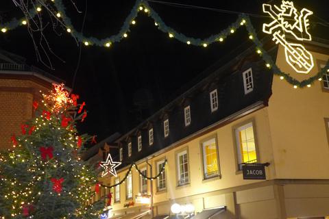 Die Weihnachtsbeleuchtung in Alzey wird wegen der Energiekrise wohl spärlicher als gewohnt ausfallen. Archivfoto: b+e medien