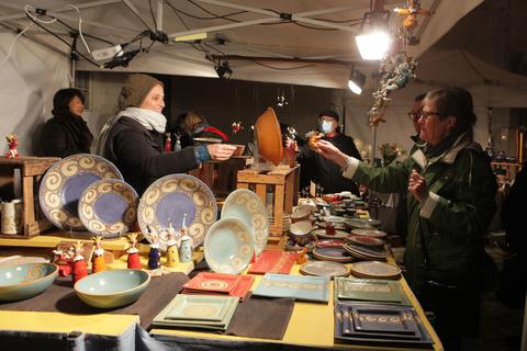 Handgemachtes aus Meisterhand boten die Aussteller bereits im vergangenen Jahr auf dem Töpfermarkt im Hof des Stadtweinguts und im Burggrafiat an. Archivfoto: Axel Schmitz/pakalski-press