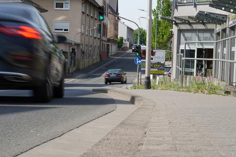 2025 steht die Weinrufstraße auf der To-do-Liste. Dann sollen hier auch die Radfahrer Raum bekommen. Foto: pakalski-press/Boris Korpak