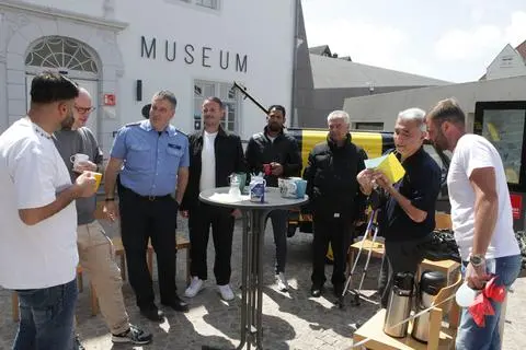 Der Alzeyer Migrationsbeirat und Juku-Sozialarbeiter suchen den Kontakt mit den Menschen, die sich auf dem Kronenplatz aufhalten.