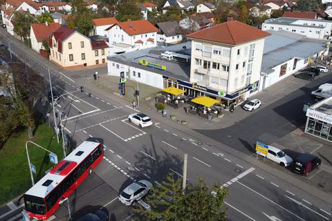 Sie gilt als einer der gefährlichsten Knotenpunkte Alzeys: die Kreuzung in der Nibelungenstraße. Hier mündet auch die Einfahrt des Supermarktes.