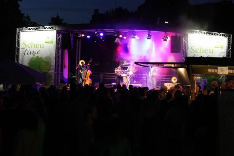 Für ordentlich Swing und gute Stimmung in der lauen Mainacht sorgte am Samstagabend die Rockabilly-Band „The Spikes“. Fotos: pakalski-press/Axel Schmitz