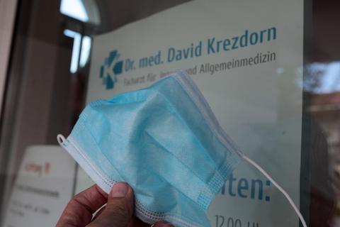 In der Praxis von Allgemeinmediziner David Krezdorn sind nur vereinzelt Anfragen von Patienten zur Befreiung von der Maskenpflicht eingegangen. Foto: BK/Axel Schmitz