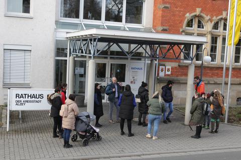 Rathaus, Protest Eltern Kita der Klänge, gegen Entlassung der Leiterin, 5.v.li. Johannes Moeske begrüßt
Foto: pakalski-press/Axel Schmitz