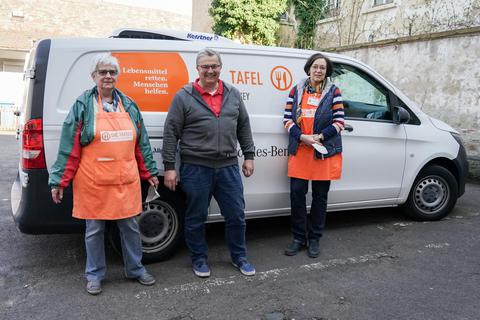 Gisela Scholz (v.l.), Joachim Schaub und Susanne Seger unterstützen Bedürftige mit Nahrungsmitteln – für einen symbolischen Preis von 1,50 Euro. Foto: pakalski-press/Boris Korpak