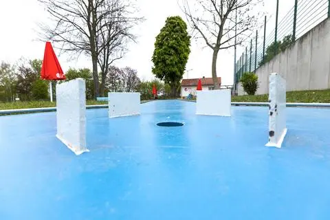 Ab März könnte die Minigolfanlage am Wartbergbad wieder mit Leben erfüllt sein. Die Stadt verhandelt mit zwei Interessenten, die die Anlage betreiben wollen. Archivfoto: photoagenten/Carsten Selak