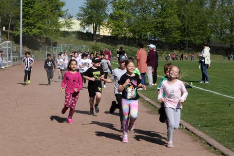 Die Grundschüler gaben beim Spendenlauf für die Ukraine alles. Foto: pakalski-press/Axel Schmitz