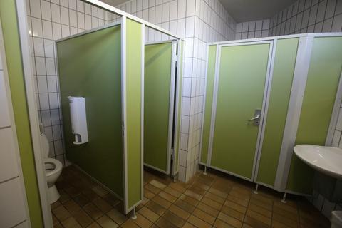 Die öffentlichen Toiletten am Parkplatz in der Ostdeutschen Straße in Alzey werden einmal am Tag geputzt, oftmals fehlt hier schon bald danach das Klopapier.