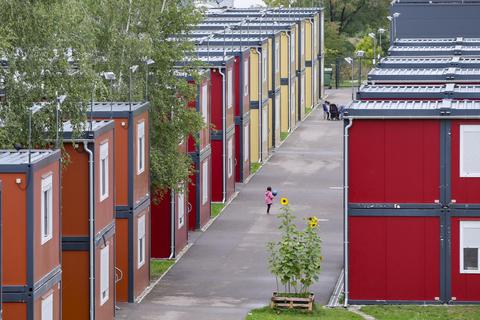 Wohncontainer, zweigeschossig getürmt, für rund 100 Menschen – so ähnlich könnte die Unterkunft für Geflüchtete auf dem ehemaligen THW-Gelände in Alzey aussehen. Am Dienstag hat der Kreistag den Bau beschlossen.