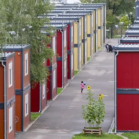 Wohncontainer, zweigeschossig getürmt, für rund 100 Menschen – so ähnlich könnte die Unterkunft für Geflüchtete auf dem ehemaligen THW-Gelände in Alzey aussehen. Am Dienstag hat der Kreistag den Bau beschlossen.