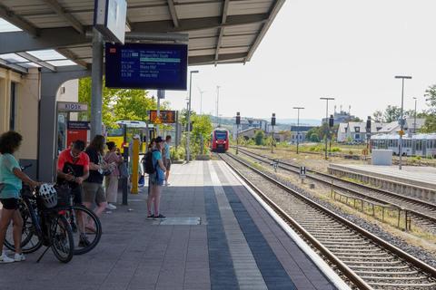 Bahnfahrer zwischen Alzey und Mainz sind seit Monaten leidgeprüft. Jetzt halten die Streckenprobleme über das gesamte Winzerfest-Wochenende an. Archivfoto: pakalski-press/Boris Korpak