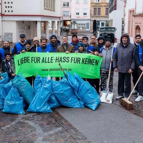 Die Jugendorganisation der Ahmadiyya hat am Neujahrsmorgen die Alzeyer Innenstadt gereinigt, Bürgermeister Steffen Jung dankte den Helfern vor Ort.
