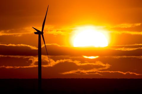 Die Romantik täuscht: Der Ärger bei der „Initiative Pro Alzeyer Land“ über den geplanten Bau von Windrädern ist groß. War die Beteiligung der Öffentlichkeit im Planungsprozess nur Show? Archivfoto: dpa