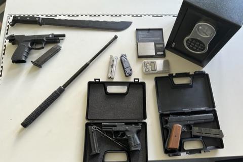 Ein Teil der sichergestellten Waffen. Foto: Polizei Alzey