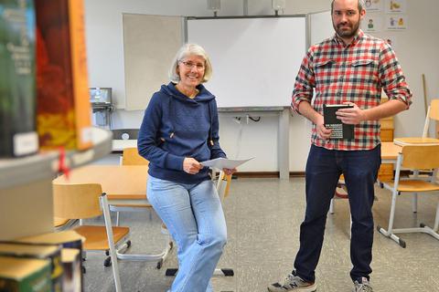 Nicht auf den Mund gefallen: Andrea Barie und Lennart Lafaire bieten an der Kreisvolkshochschule Alzey-Worms einen Kurs zum Argumentationstraining gegen Stammtischparolen an. Foto: pp/Ben Pakalski