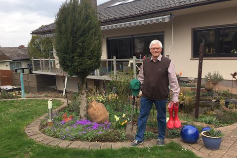Gerhard Langkabel in seinem Vorgarten, den er leidenschaftlich pflegt. Foto: Pascal Affelder