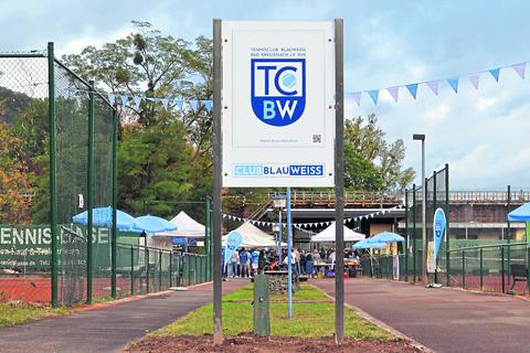 Fein herausgeputzt präsentiert sich die Tennisanlage zum 100. Geburtstag. Foto: Heidi Sturm