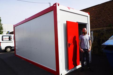 Der Dusch-Container ist für das Flüchtlingscamp Lipa in Bosnien bestimmt. Benjamin Reschke und seine Gruppe „Sea Punks“ möbeln zur Zeit das gebrauchte Stück auf. In der nächsten Woche soll ein zweiter Container eintreffen. Foto: Wolfgang Bartels