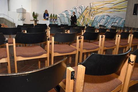 Vor leeren Stühlen in der Markuskirche wurde unter anderem der Gottesdienst zu Palmsonntag mit Pfarrerin Ute Weiser und Presbyterin Beate Wandelt aufgenommen. 