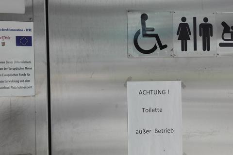 Seit Wochen gesperrt: die Toilette des Bad Kreuznacher Bahnhofs. Foto: Wilhelm Zimmerlin