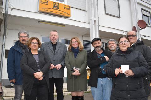 Mitglieder des Vorstands der Vereins "Cem Haus Bad Kreuznach und Umgebung e.V." zeigen sich solidarisch mit den Erdbebenopfern. Bundestagsabgeordneter Joe Weingarten besuchte die Alevitische Gemeinde anlässlich einer Trauerfeier. 