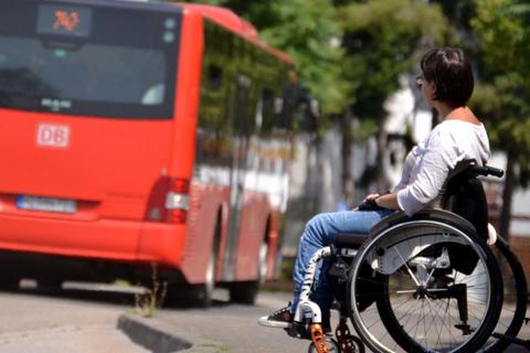 Rollstuhlfahrerin Akina K. bleibt öfter mal an der Bushaltestelle stehen, weil auf ihrer Route vom Völkerring nicht immer Niederflurbusse fahren. Foto: Heidi Sturm  Foto: Heidi Sturm