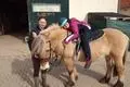 Reitpädagogin Meike Wippich mit Therapie Sophia und Stute Nora.