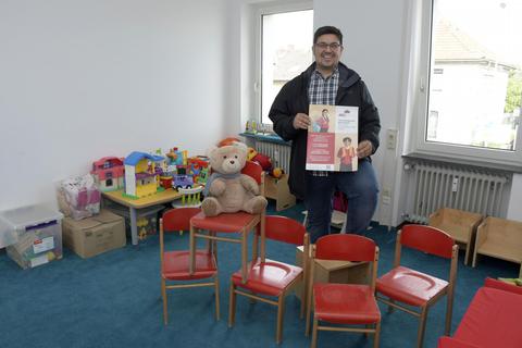 Ali Özdemir, Leiter des Akademischen Bildungs-Centers an der Bosenheimer Straße, im Zimmer, in dem Kinder von Sprachkursteilnehmerinnen unter anderem aus der Ukraine während des Unterrichts der Mütter betreut werden. Fotos: Isabel Mittler