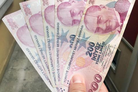 Die türkische Lira ist trotz der überraschenden Zinserhöhung der Notenbank weiter auf Talfahrt. Archivfoto: dpa