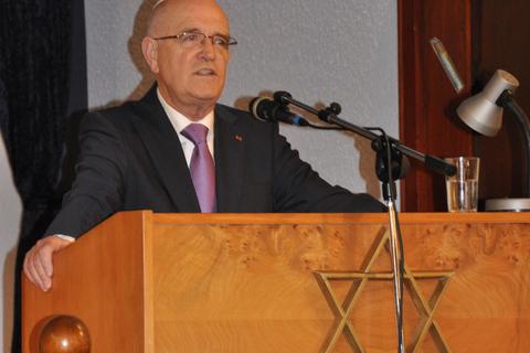 Werner Fuchs bei seinem Grußwort zur Einweihung des Glaskunstwerks „Simchat Thora“ 2017 in der Synagoge. Foto: Hansjörg Rehbein