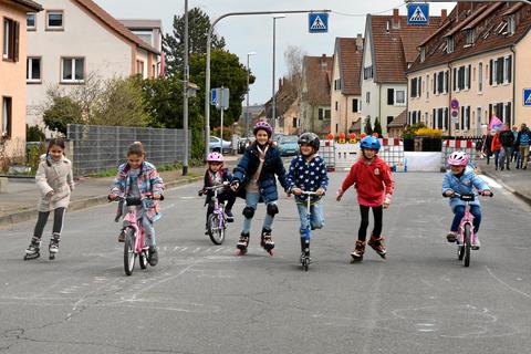 Den für Kinder reservierten Abschnitt der Rheinstraße genießen diese in vollen Zügen. Foto: Beate Vogt-Gladigau