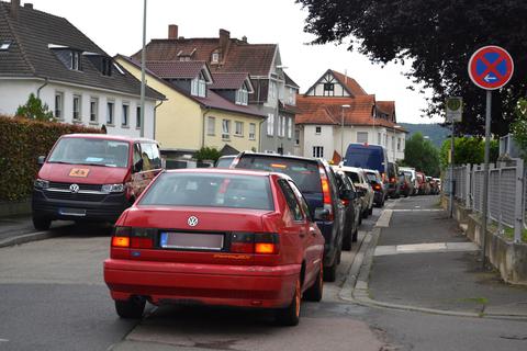 Durch parkende Autos ist es sehr eng in der Winzenheimer Straße. Kein Wunder, dass es dort zu langen Staus kam. Foto: Heidi Sturm