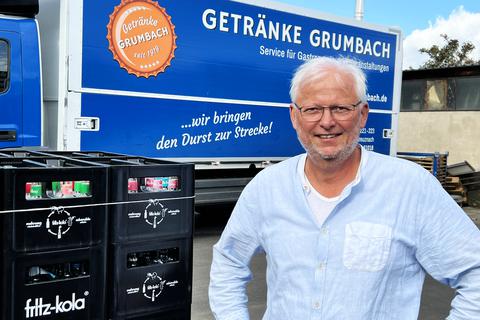 Holger Grumbach, Chef des gleichnamigen Getränkevertriebs, hat zwar vorsorglich sein Lager ausgeweitet, kann aber trotzdem nicht alle gewünschten Getränke liefern. Bei den Herstellern kommt es zu Engpässen bei der Abfüllung. Denn die erforderliche technische Kohlensäure ist zum teuren Mangelprodukt geworden. Foto: Wolfgang Bartels