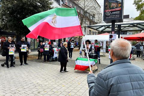 Gut zwei Dutzend Iraner trafen sich auf dem Salinenplatz zu einer Mahnwache, bei der sie zur Solidarität mit den Protesten gegen das Mullah-Regime in ihrem Heimatland aufriefen: „Frauen- und Menschenrechte gelten weltweit.“ Foto: Wolfgang Bartels
