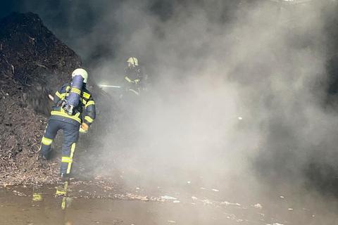 Ein Einsatz unter extremen Bedingungen waren die Löscharbeiten in einer Rottehalle des Kompostwerks am späten Freitagabend.  Foto: Feuerwehr 