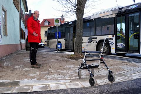 Ortsvorsteher Dr. Volker Hertel ist hoch erfreut, dass die beiden von ihm „monierten Bushaltestellen“ (hier „Mitte) jetzt für Menschen mit Rollstuhl, Rollator und Kinderwagen barrierefrei erreichbar sind. Foto: Heidi Sturm