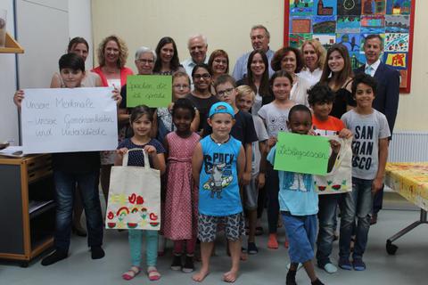 Anne Spiegel (hintere Reihe, 4. von links) besuchte die Kinder der Ferienfreizeit mit ihren Betreuerinnen. Foto: Lisa-Marie Vogel  Foto: Lisa-Marie Vogel